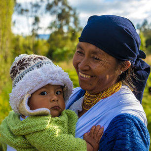 Ecuador-Otavalo-vrouw-met-kindje