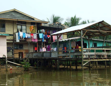 Sarawak-Mukah-rivierwoningen_1