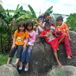 Kinderen in Pontianak op Kalimantan, Indonesie
