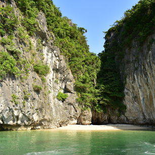 Vietnam-Lan-Ha-Bay-hidden-beach