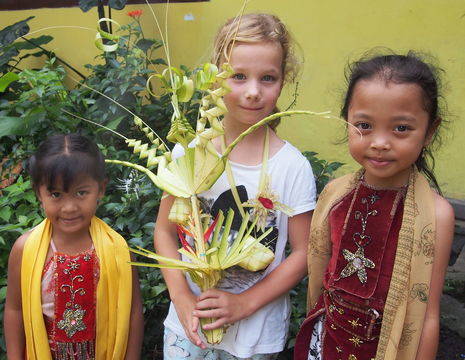 Indonesie-Kinderen-meisjesmetbloem_2
