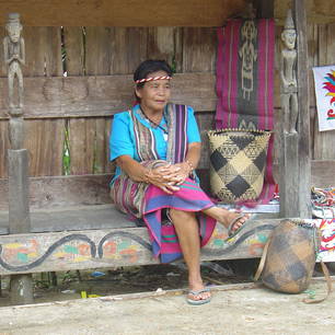 Vrouw-in-Dayak-dorp-langs-Mahakam
