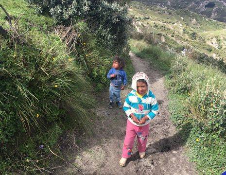 Spelende kinderen in het dorp Guamote