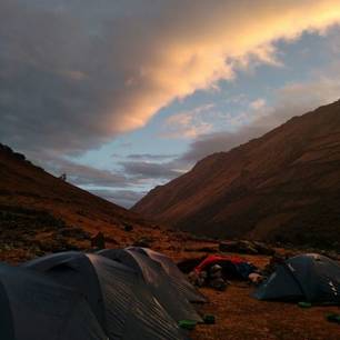 U slaapt in uw eigen tent midden tussen de bergen in Peru