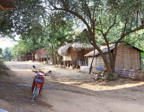 Laos-Bolaven-dorp-onderweg(2)