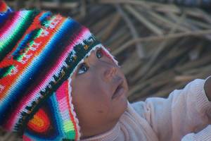 Lokaal-kindje-met-gekleurde-Peruaanse-muts-op