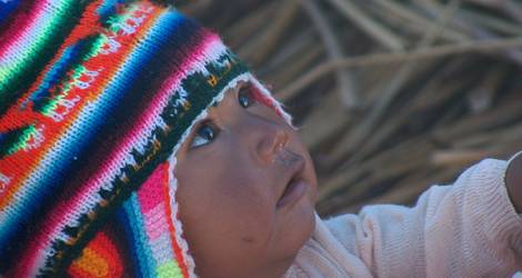 Lokaal-kindje-met-gekleurde-Peruaanse-muts-op