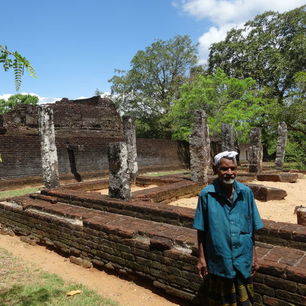 Sri-Lanka-Polonnaruwa-ruine-man_3_253375