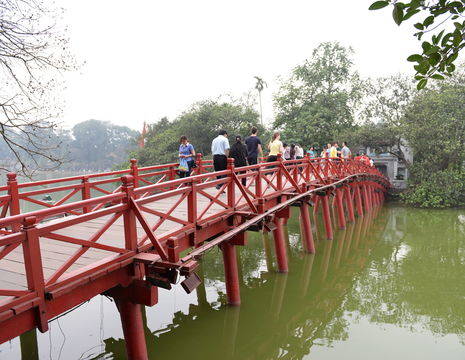 Vietnam-Hanoi-brug-Hoan-Kiem-meer