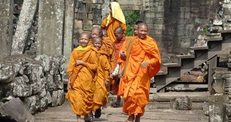 De monniken lopen uit de tempel van Angkor Wat
