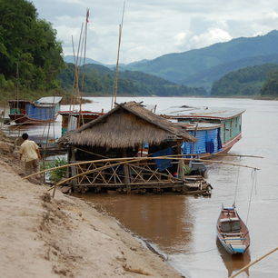 Laos-BoottochtnaarLuangPrabang-waterhuisje_1