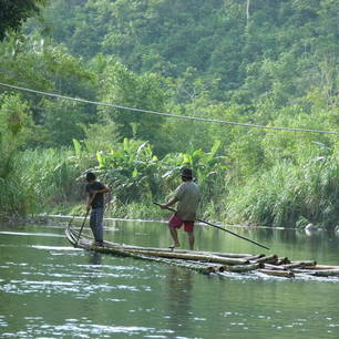 Kalimantan-Loksado-op een vlot de rivier over2(8)
