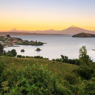 Chili-Lake-Llanquihue-met-Osorno-Volcano-en-Puntiagudo-Volcano