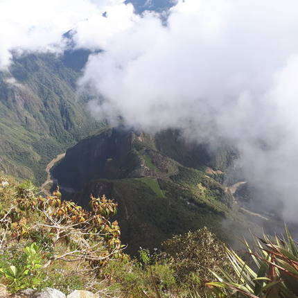 Tussen de wolken zie je Machu Picchu