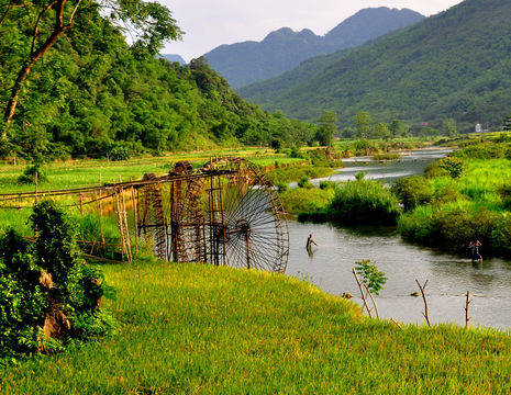 Vissers in de Cham-rivier midden in de bosrijke omgeving van Pu Luong