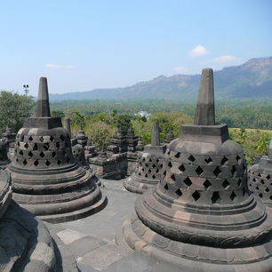 Java-Borobudur-stupas8_1