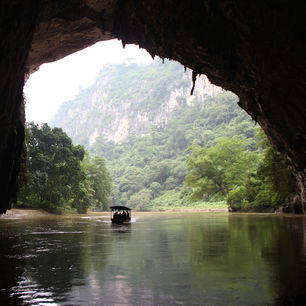 Vietnam-Ba-Be-Lake-grot