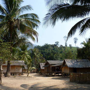 Laos-BoottochtnaarLuangPrabang-dorpje1_1