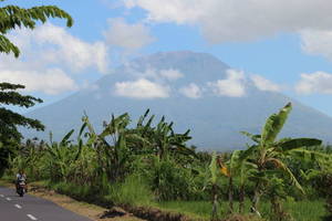 Het uitzicht vanaf de weg op de Baturvulkaan de Gunung Agung