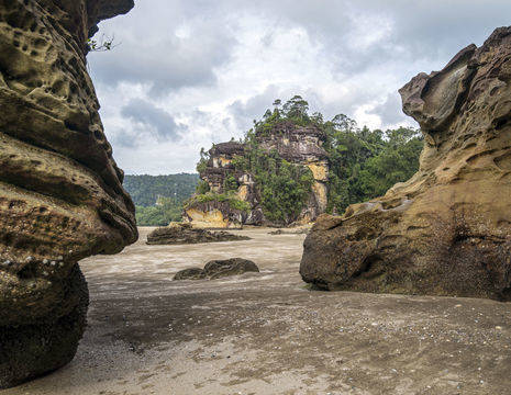 Sarawak-BakoNP-large-rocks-at-beach