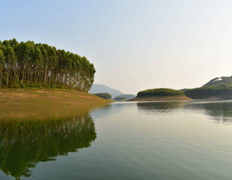 Het weidse uitzicht over het vlakke Thac Ba Lake