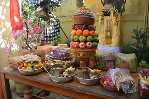 Midden Bali: Figuren snijden uit fruit