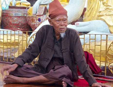 Myanmar-Yangon-oude man bij pagode