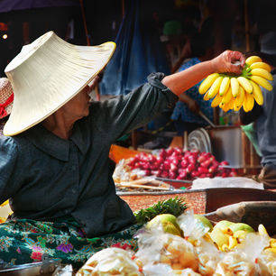 Thailand-drijvende-markt-bananen