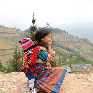 Een Vietnamees meisje met een kindje op haar rug in Mu Cang Chai