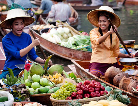 Thaise-vrouwe-drijvende-markt