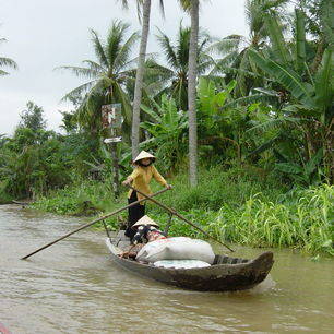 Vietnam-Mekondelta-vrouwmetboot_1