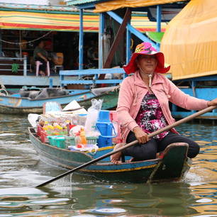 Cambodja-Battambang-vrouwinbootje(8)