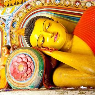 Sri Lanka-Anuradhapura-liggende boeddha(8)