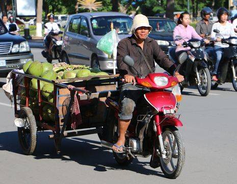 Cambodja-PhnomPenh-scootermetaanhanger(17)