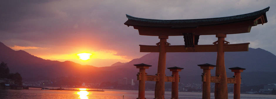 Zonsondergang-bij-meer-in-Miyajima