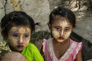 Meisjes met schmink op hun gezichtjes in Myanmar