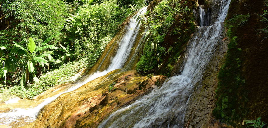 De eerste watervallen tijdens de trekking, Nong Khiow - Laos