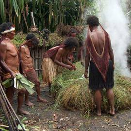 Papoea's maken varken klaar