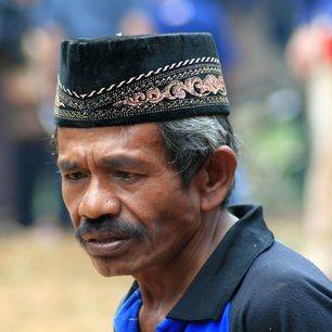 Indonesie-Sulawesi-toraja-man-hoed