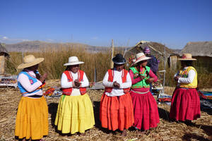 Locals-in-kleurrijke-kleding-Peru
