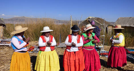 Locals-in-kleurrijke-kleding-Peru