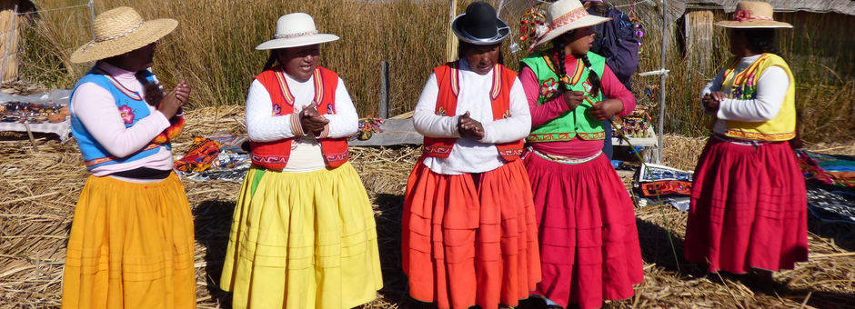 Locals-in-kleurrijke-kleding-Peru(11)