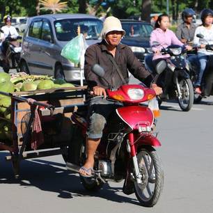 Cambodja-PhnomPenh-scootermetaanhanger(8)