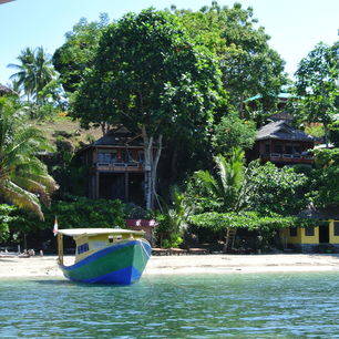 Sulawesi-BunakenIsland-kustlijn met bootje en woningen_2