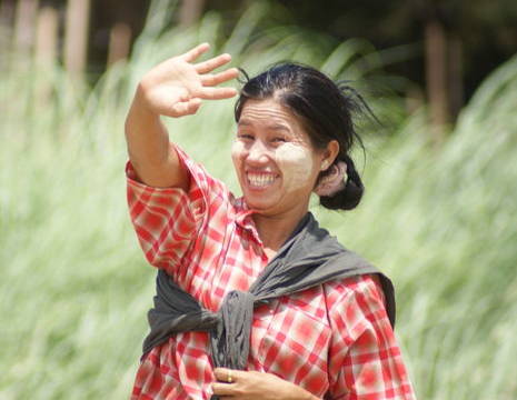 Myanmar-Mandalay-bevolking-lachtendevrouw(8)