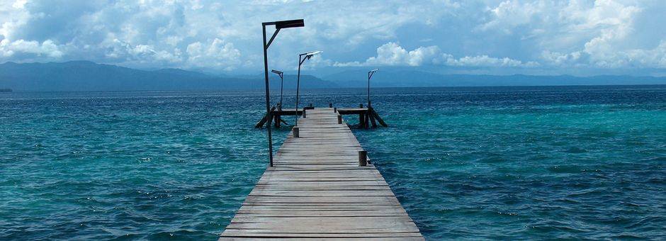 Steiger in zee op het mooie eiland Saparua, Molukken, Indonesie