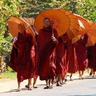 Myanmar-Pyay-monnik-paraplu-oranje(8)