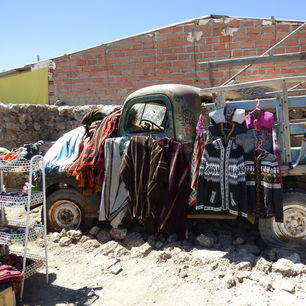 Bolivia-Uyuni-verkoopwaar-kleding-lokale-bevolking_1_362727