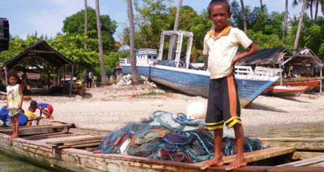 Indonesie-Molukken-Seram-vissersboot-jongen
