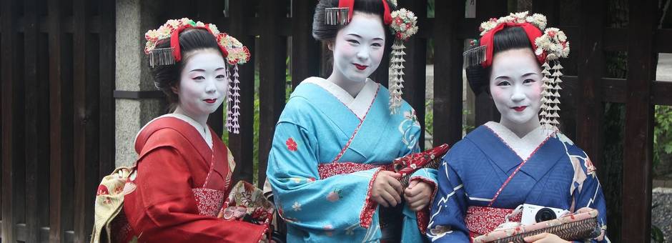 Geishas-in-Kyoto-Japan_1_634136